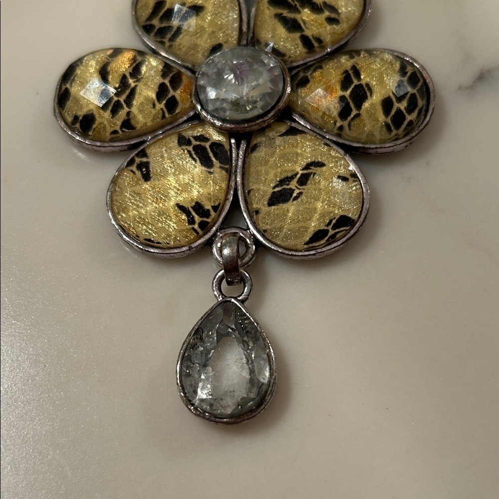 Elegant Gold and Silver Floral Pendant - Picture 3 of 3